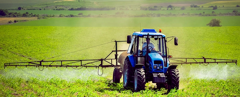 traktor nawozi pole